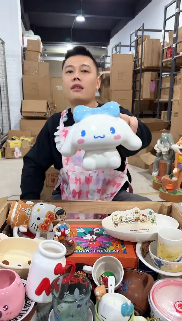 瓷片玉桂狗笔筒