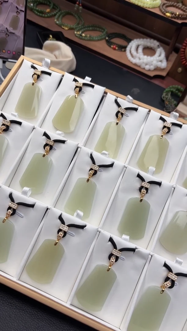 【闪购商品】和田玉吊坠(赠链)未镶嵌D-3多样性发其一