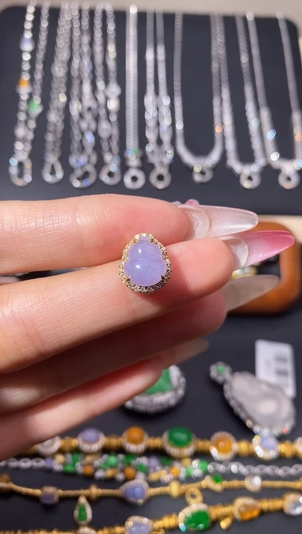 颈饰18K金镶嵌翡翠吊坠