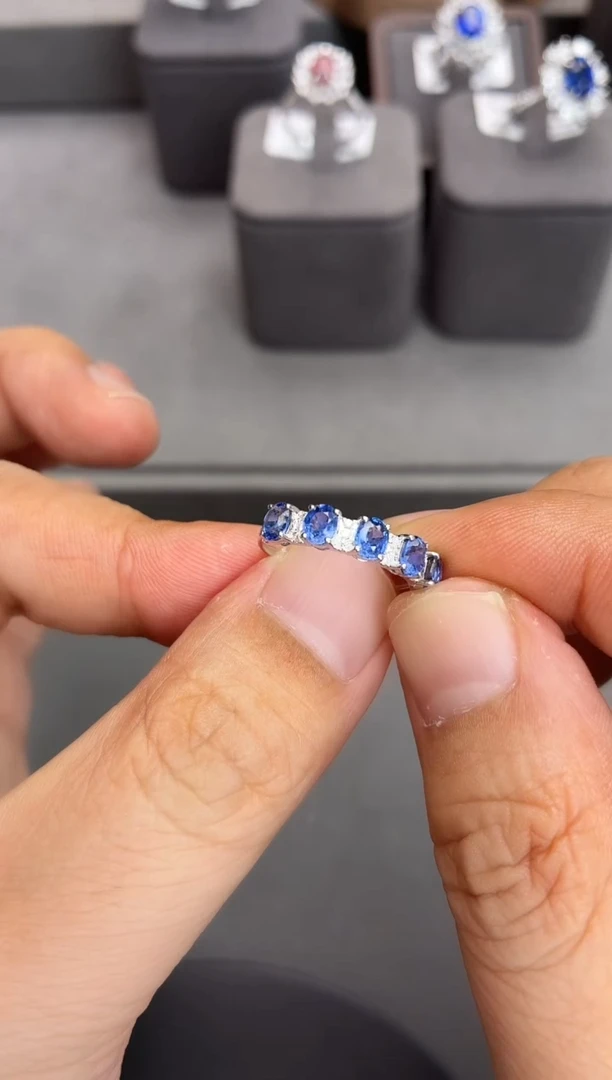 戒指蓝宝石18K金镶嵌1.3以上/多样性发货