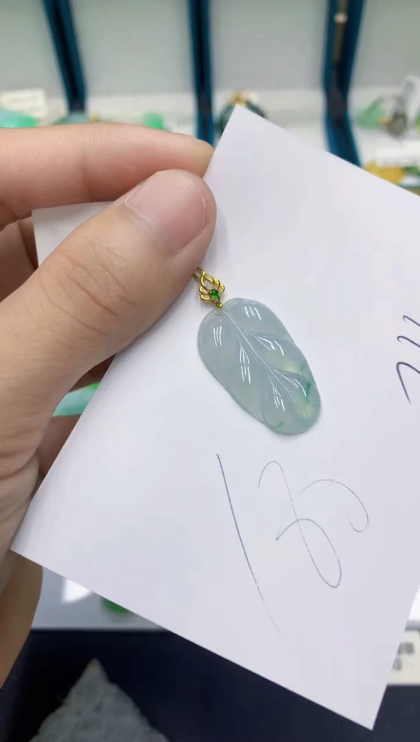 翡翠挂件18K金镶嵌翡翠
