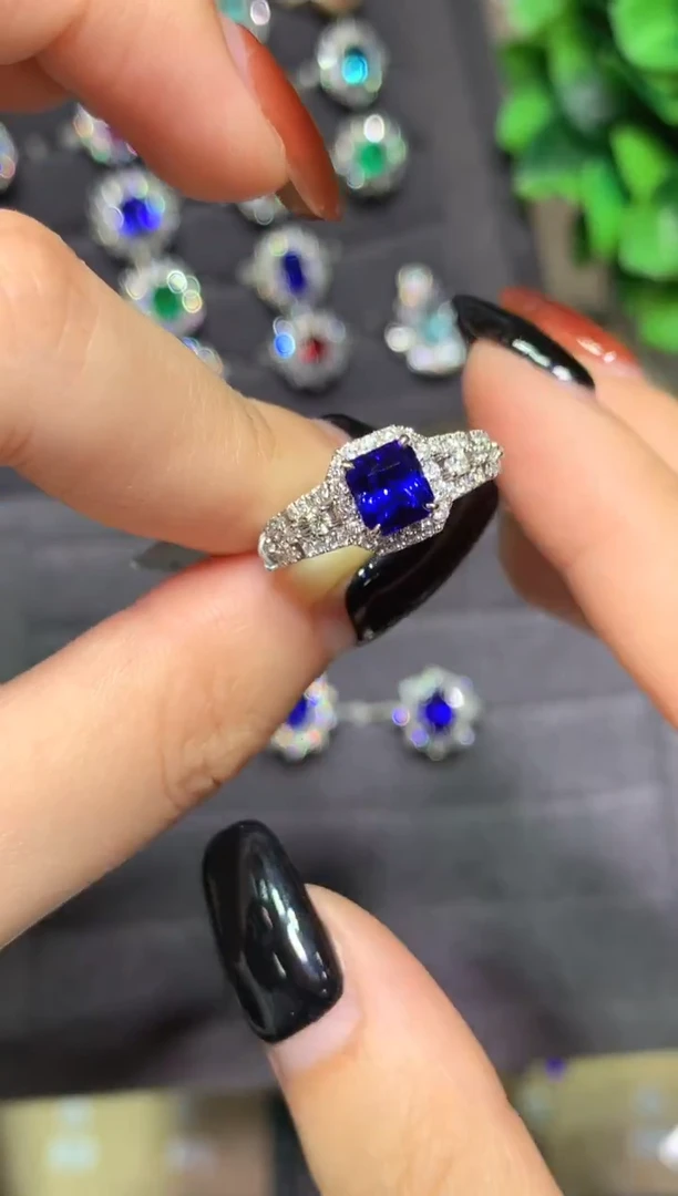 戒指蓝宝石18K金镶嵌1.5CT