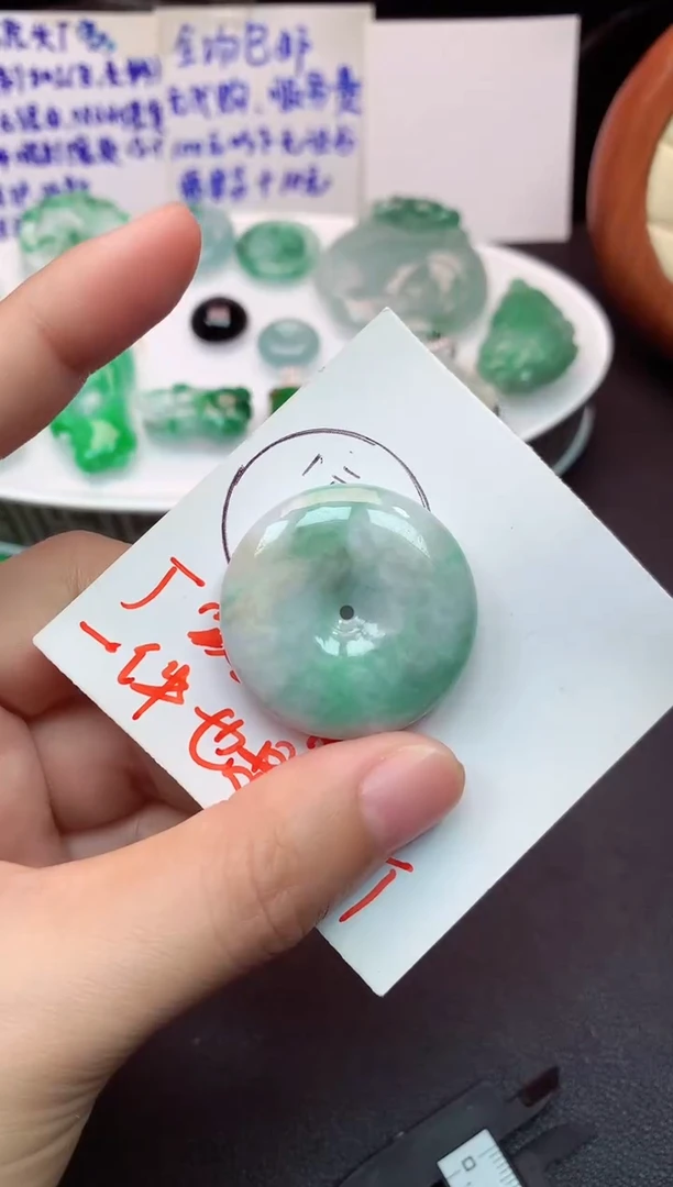 颈饰未镶嵌翡翠吊坠