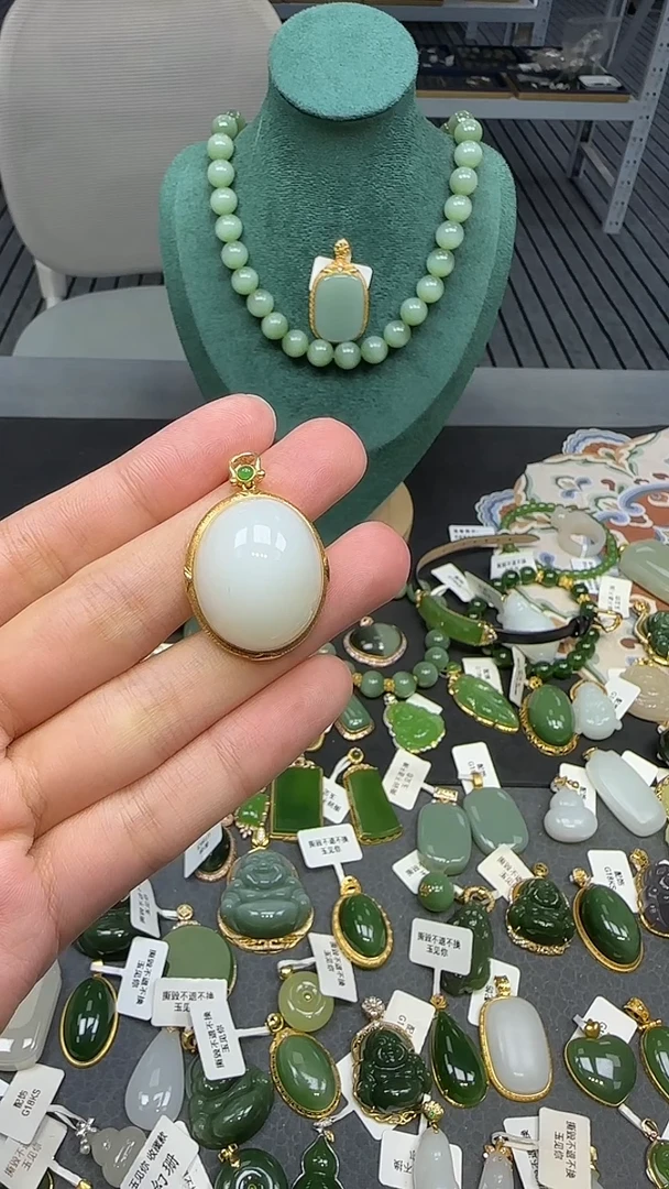 18K金镶嵌和田玉挂件1