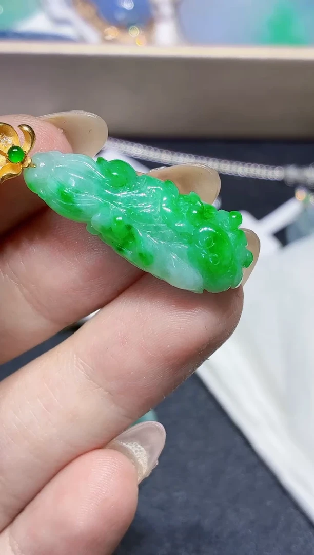 颈饰18K金镶嵌翡翠天然A货翡翠