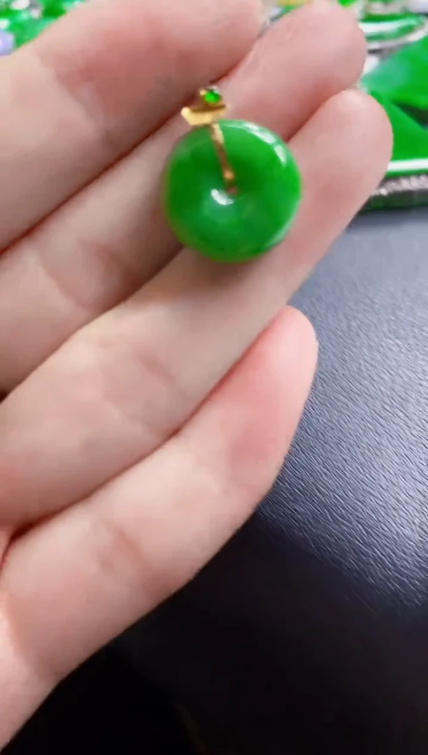 翡翠18K金镶嵌颈饰扣