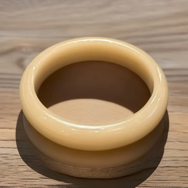 天然和田玉 精美时尚显气质手镯A0101