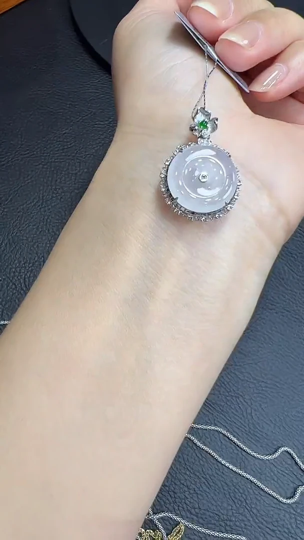 18K金镶嵌挂件翡翠平安扣