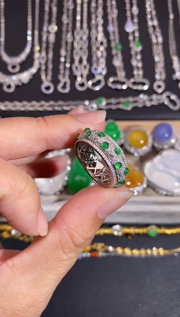 颈饰18K金镶嵌翡翠戒指