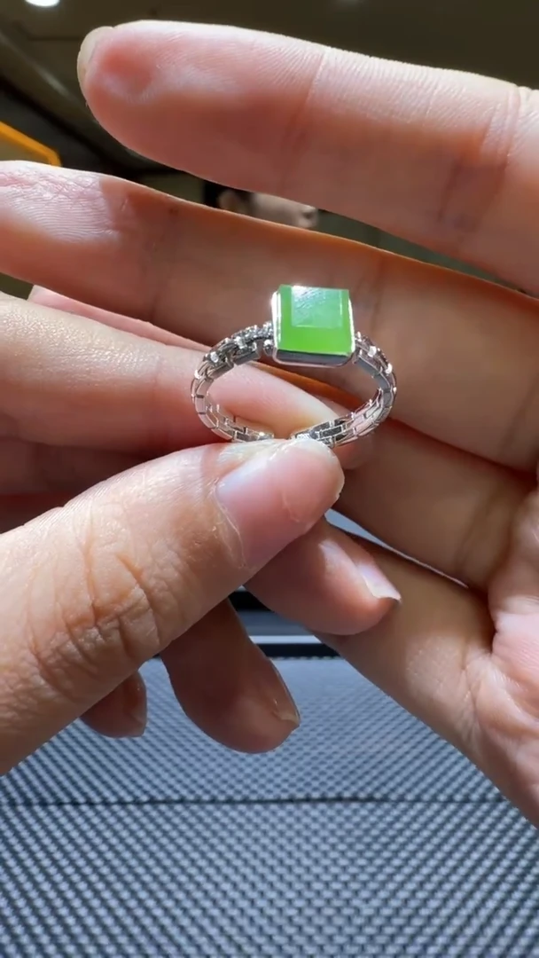 颈饰未镶嵌和田玉戒指