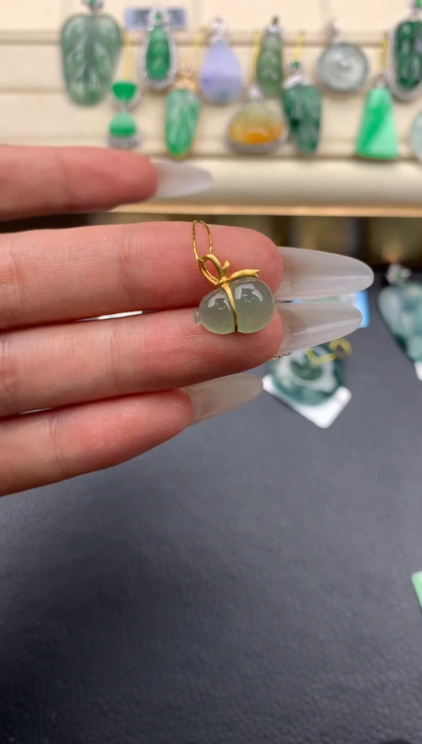 翡翠18K金镶嵌颈饰A875