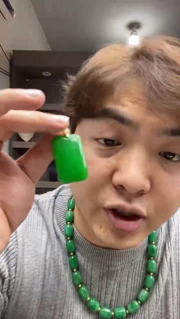 翡翠未镶嵌吊坠(赠链)高端时尚木左色无镶嵌无事牌