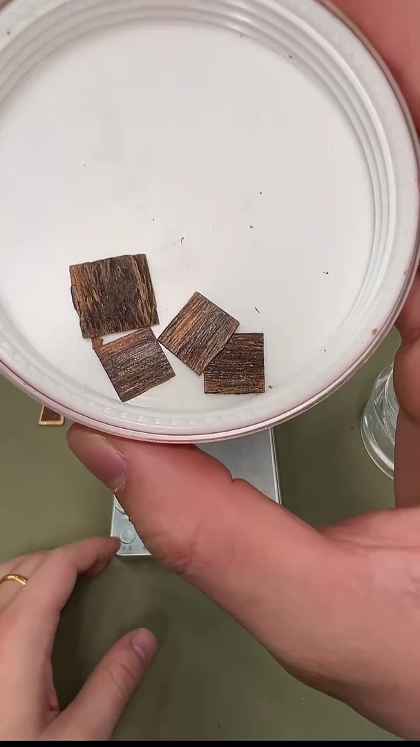 【闪购商品】沉香越南芽庄绿棋沉水片1g装06027356