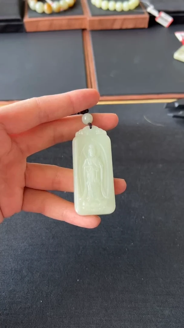 【闪购商品】和田玉吊坠(赠链)未镶嵌且末微色差迪克兰二细