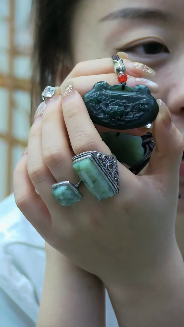 【闪购商品】蛇纹石玉花锁未镶嵌挂件