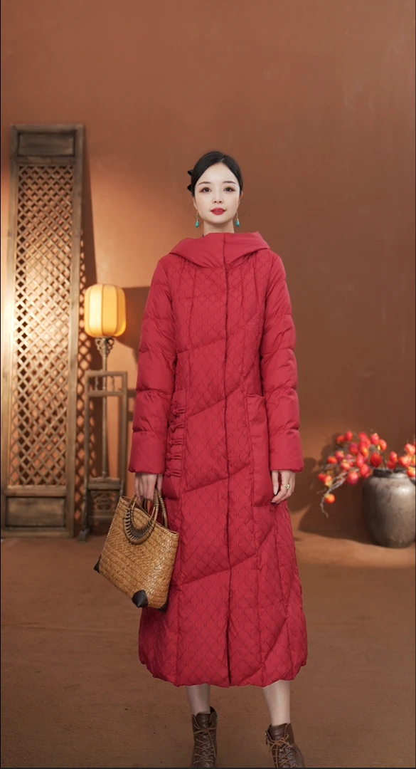 素兮》1302时尚女士连帽百搭户外保暖过膝休闲修身冬季红色羽绒服