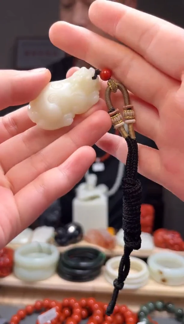 颈饰未镶嵌和田玉吊坠