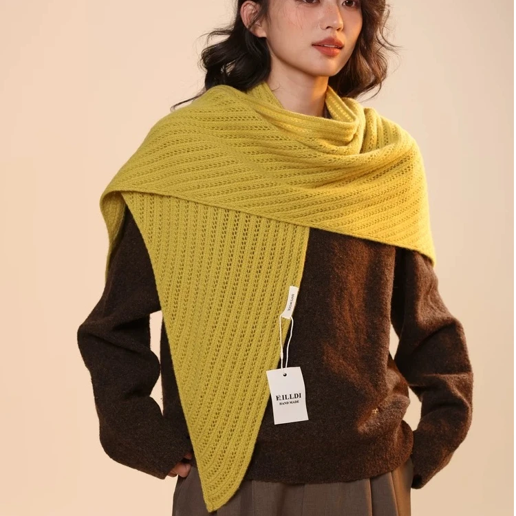 2025秋冬新款澳洲100%纯羊毛镂空三角披肩百搭高级感外搭坎肩围巾