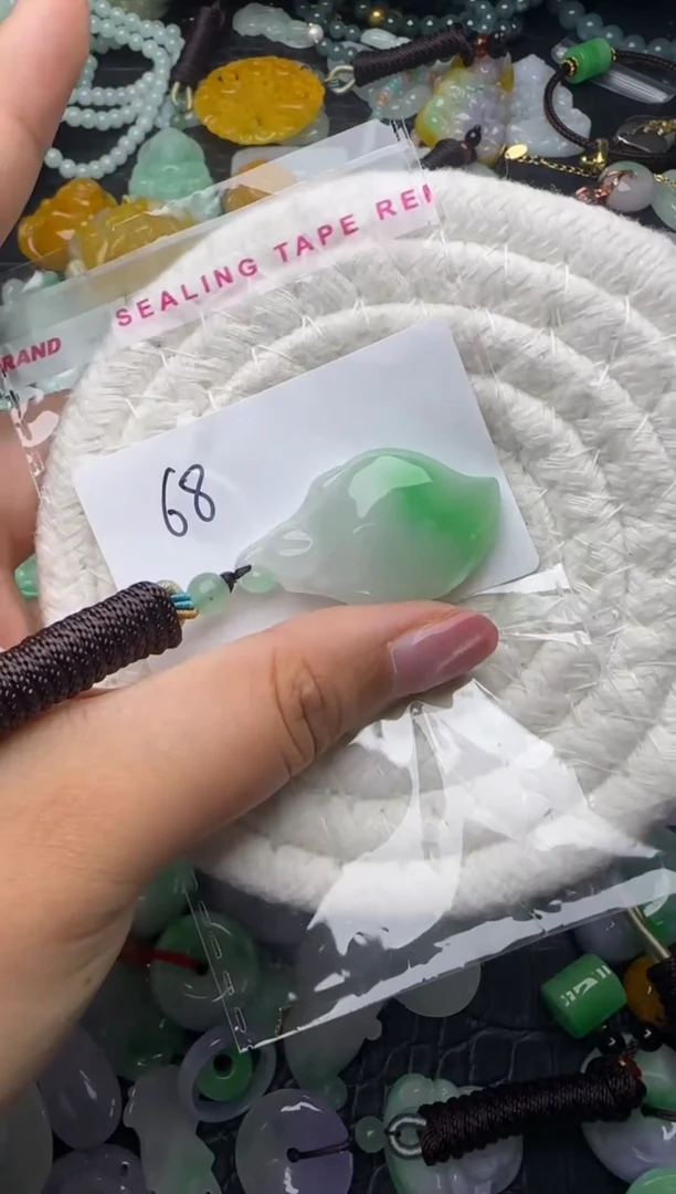 颈饰未镶嵌翡翠月*?缅甸翡翠吊坠