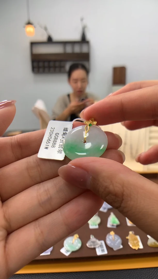 颈饰18K金镶嵌翡翠平安扣