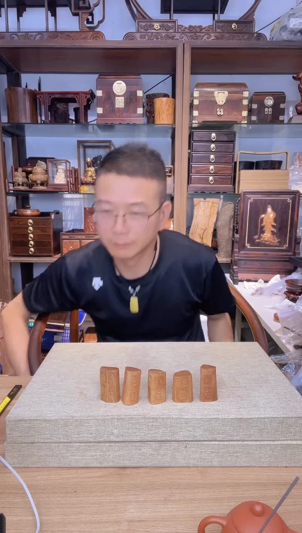 乌木类架子617老山檀雕刻佛像手把件