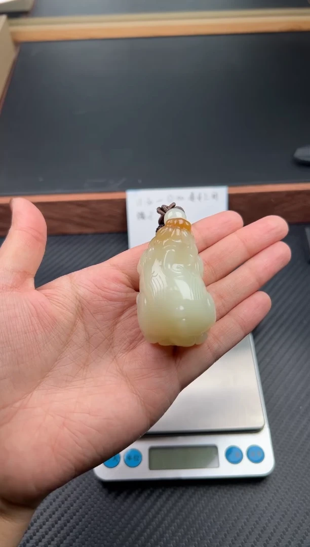 吊坠(赠链)未镶嵌和田玉且末金山微色差吊坠J