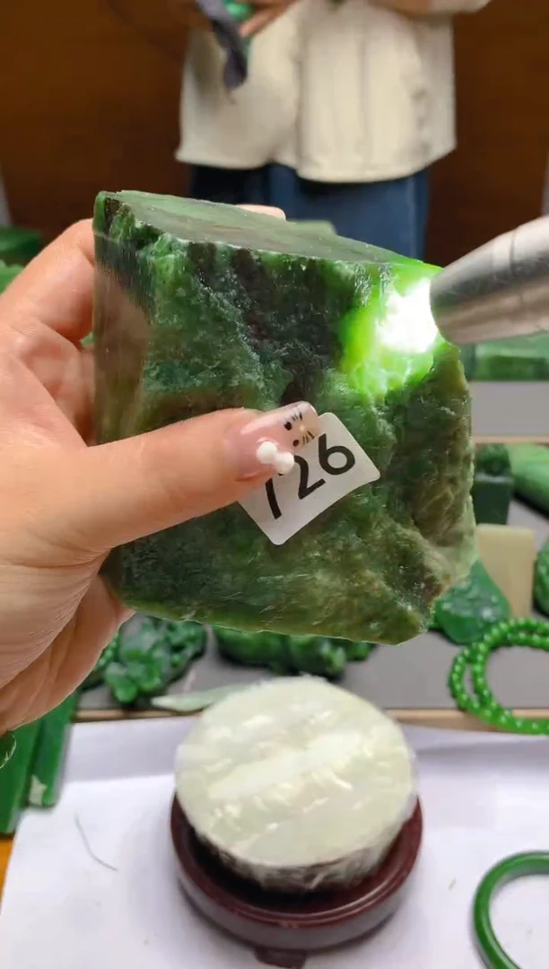 和田玉（碧玉）未镶嵌珠宝半成品1