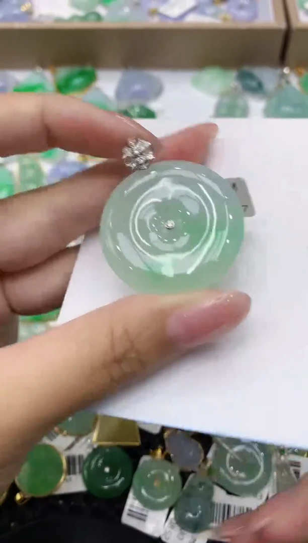 翡翠18K金镶嵌颈饰111111111