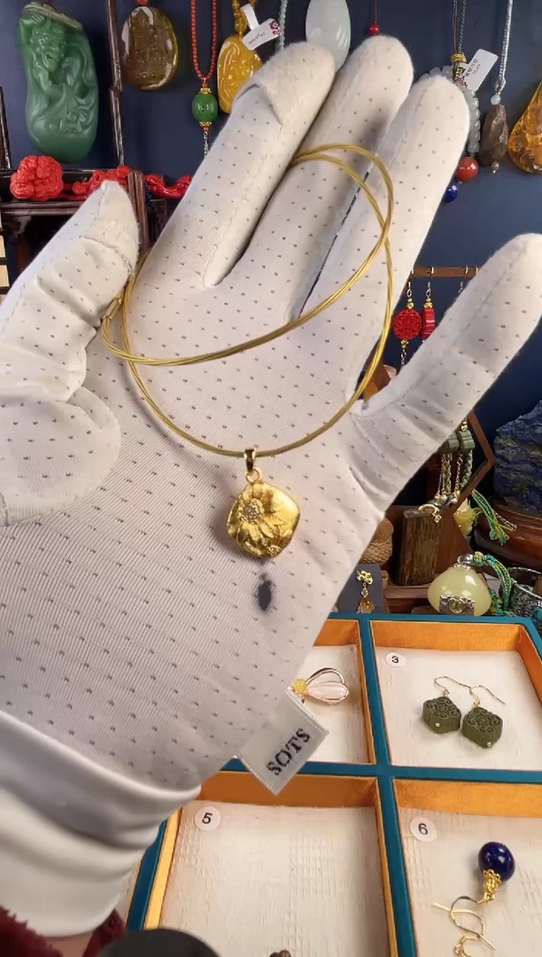 开播福利   珐琅方形太阳花复古设计款吊坠（赠链）