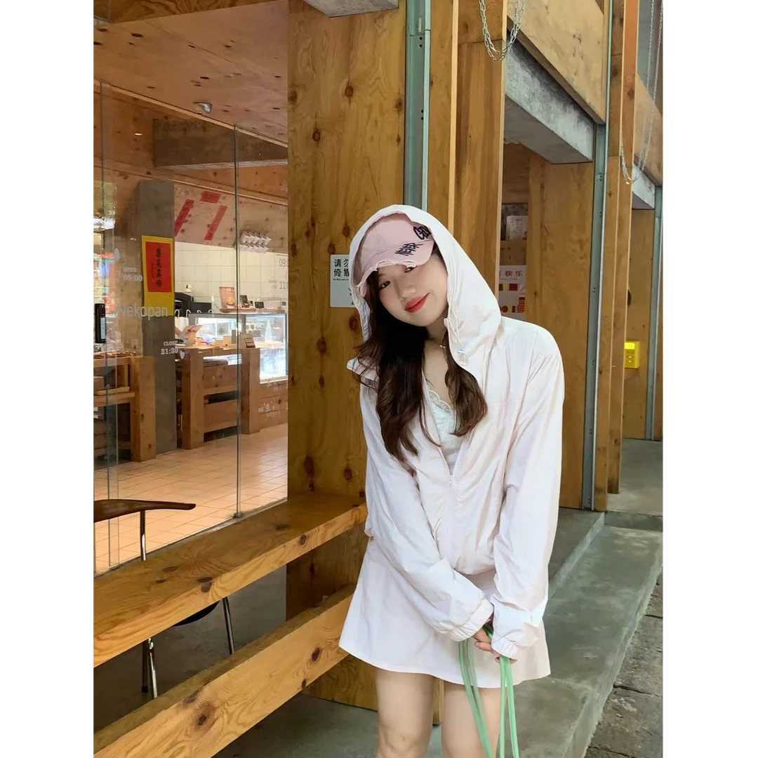 米米子“甜桃粉荔”粉色大帽子抽绳冲锋衣外套短裙两件套微胖女装