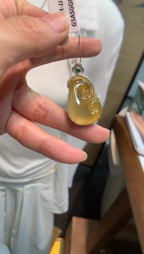 翡翠18K金镶嵌颈饰如意