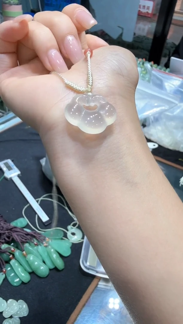 未镶嵌颈饰玛瑙/玉髓玛瑙玉髓祥云锁吊坠多样性发其一