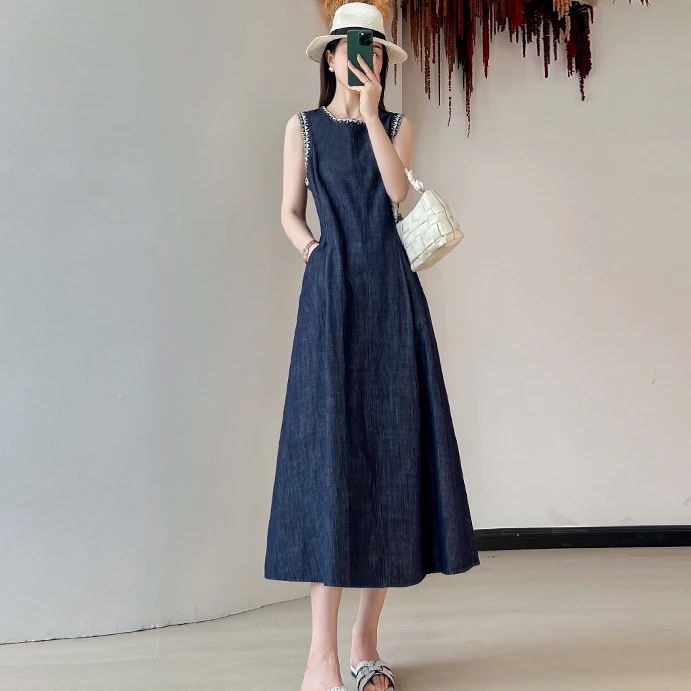 高级感牛仔连衣裙女2025年夏季新款法式气质显瘦刺绣裙子无袖长裙