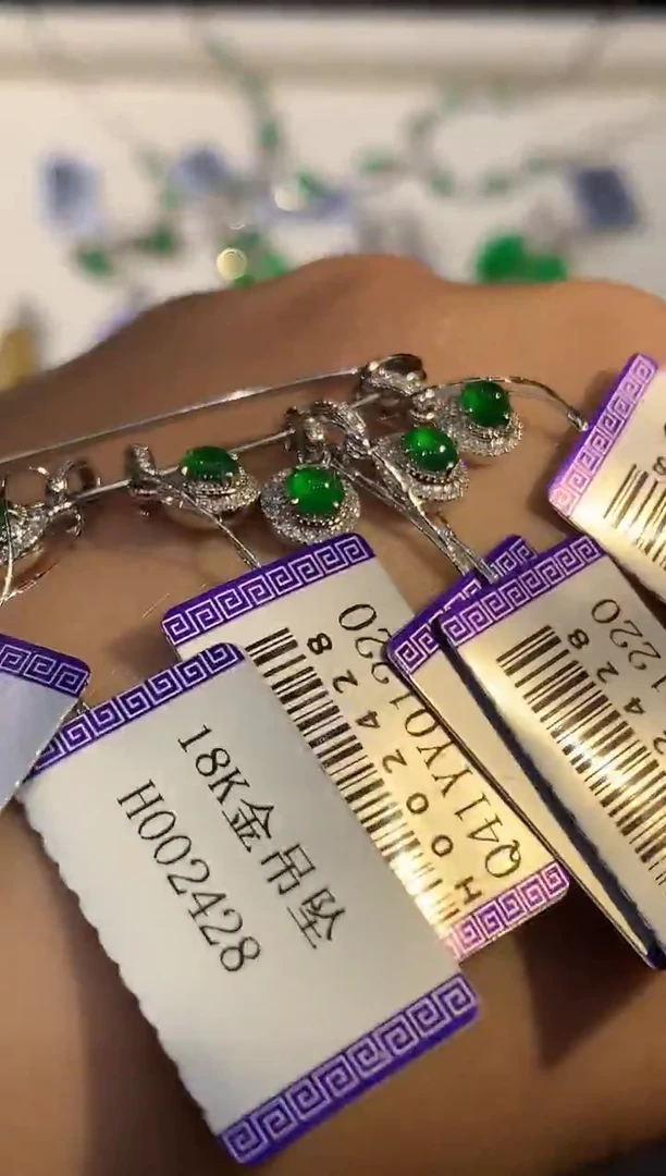 吊坠(不含链)18K金镶嵌翡翠多样性发其一