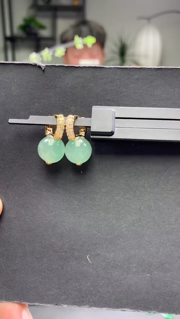 未镶嵌耳坠石英质玉耳坠