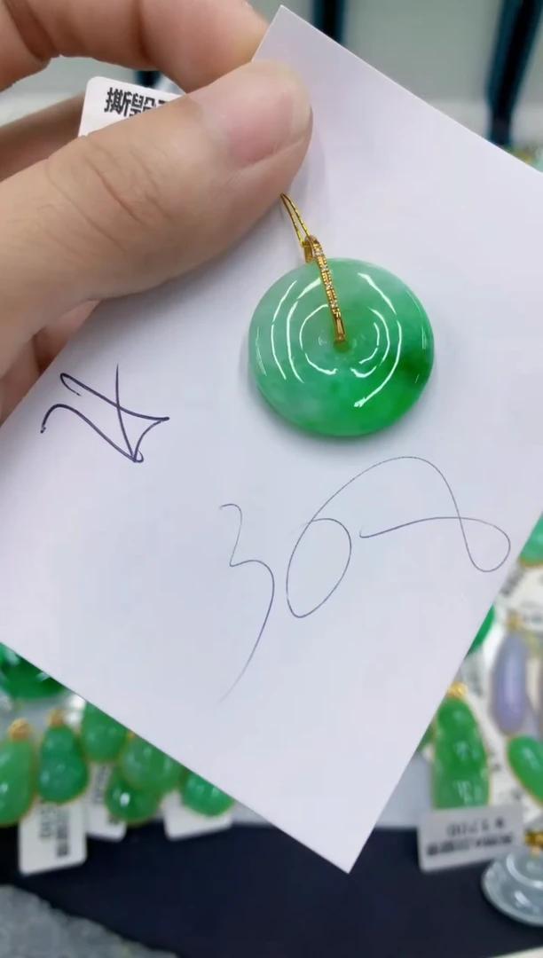翡翠18K金镶嵌颈饰翡翠