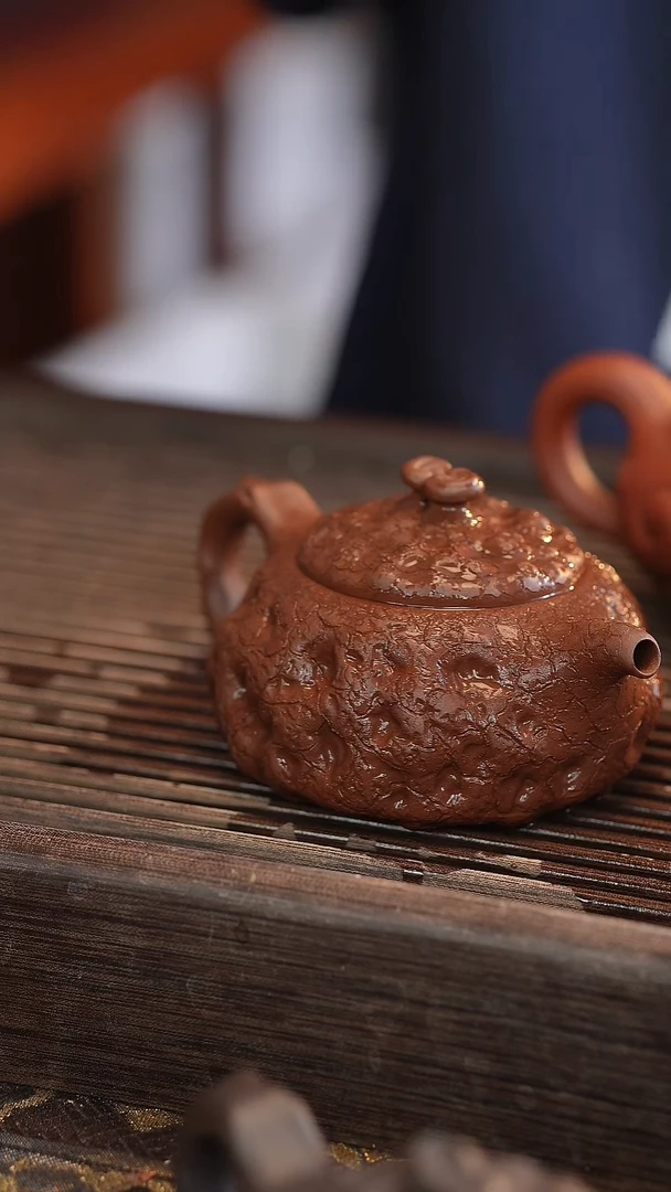 茶壶紫砂供春 变色龙 170cc