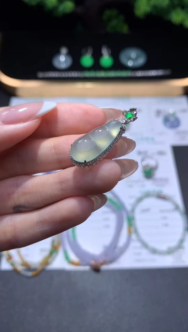 18K金镶嵌挂件翡翠48小时鉴赏期 退货不扣服务费