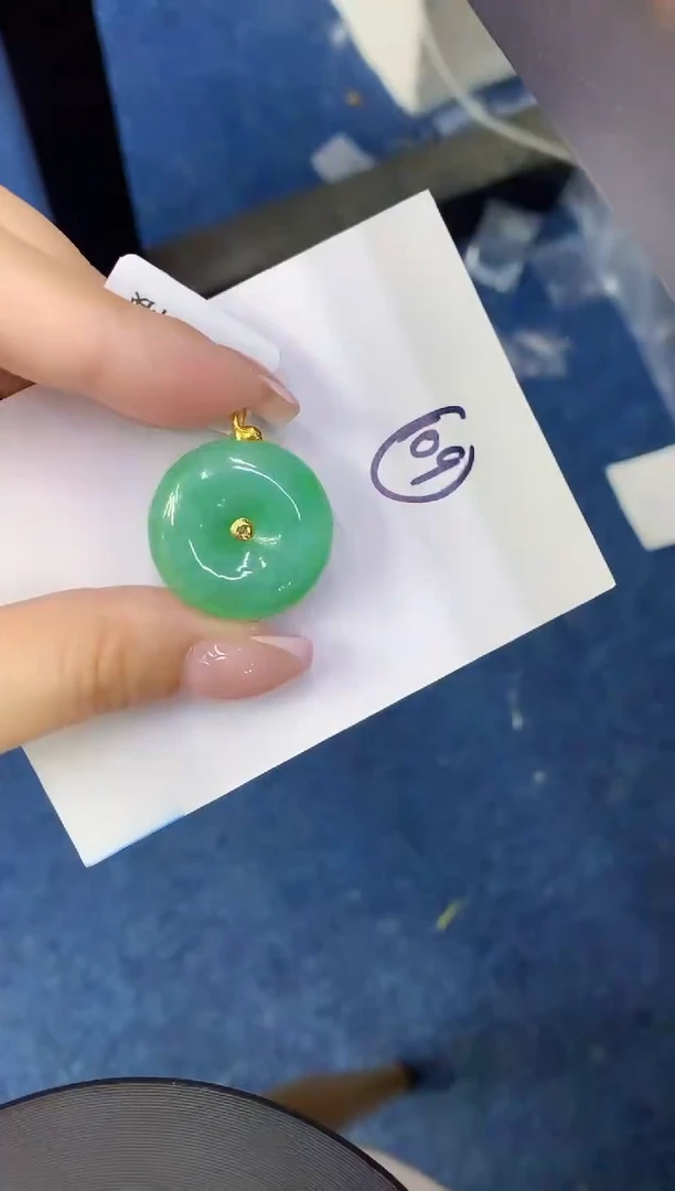 翡翠18K金镶嵌颈饰缅甸天然翡翠A货