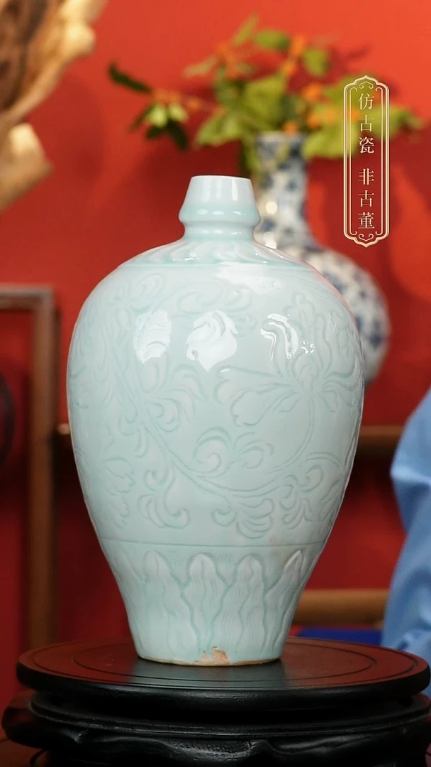 摆件缠枝花卉影青瓶