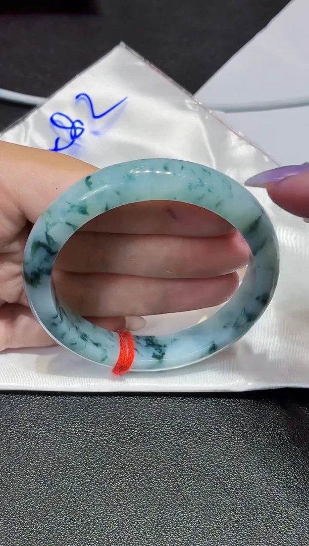 翡翠手镯未镶嵌翡翠手镯