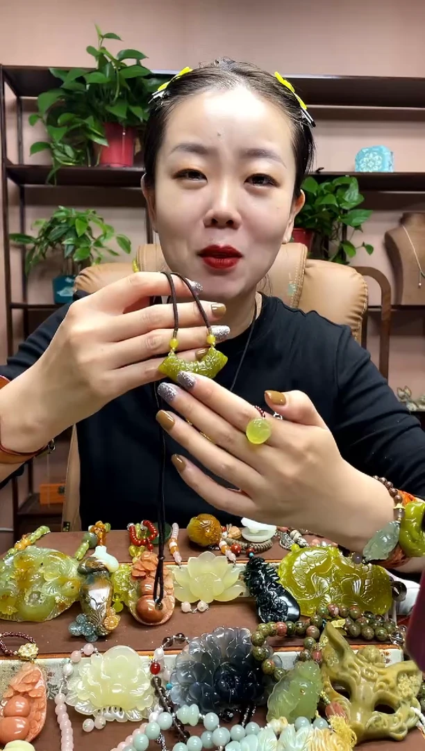 未镶嵌岫玉颈饰多样性发货发其中之一