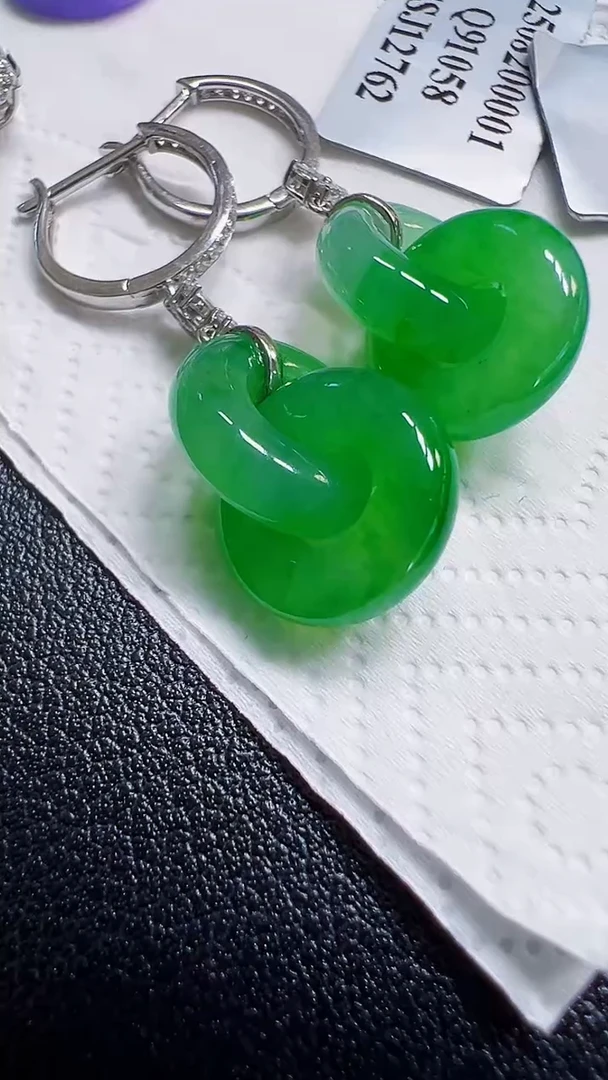 颈饰18K金镶嵌翡翠耳包