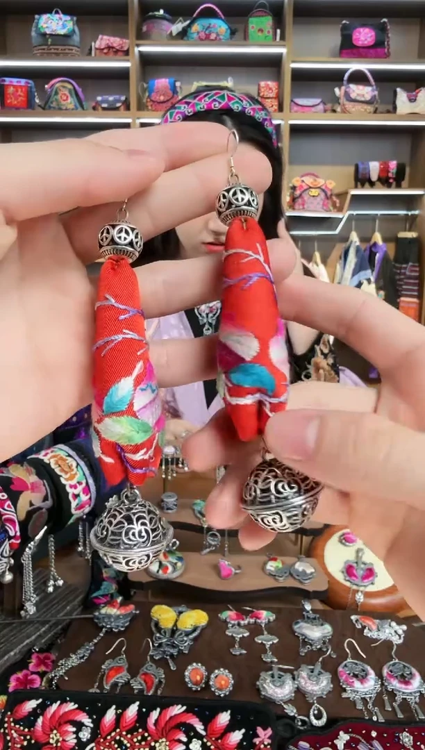 【闪购商品】织绣41蒙阿苏苗绣传承