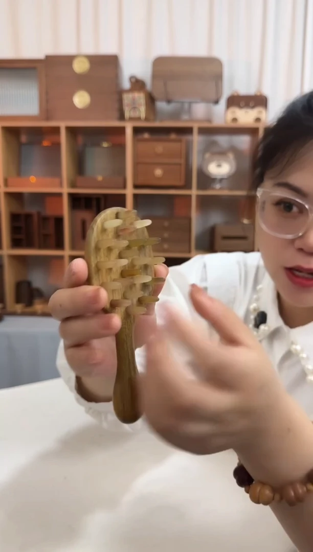 木新款绿檀木羊角按摩梳