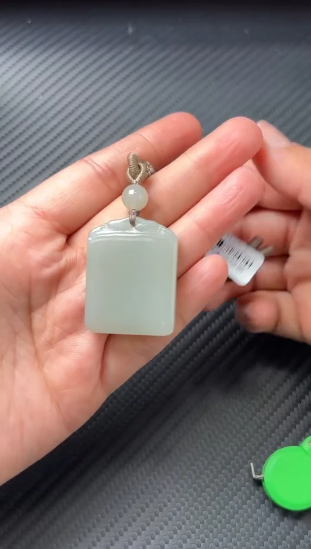 吊坠(赠链)未镶嵌和田玉且末近矿微色差吊坠mk