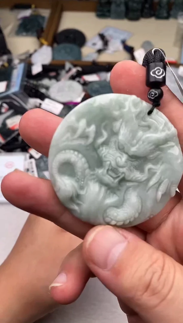 翡翠未镶嵌颈饰 多样性发其一