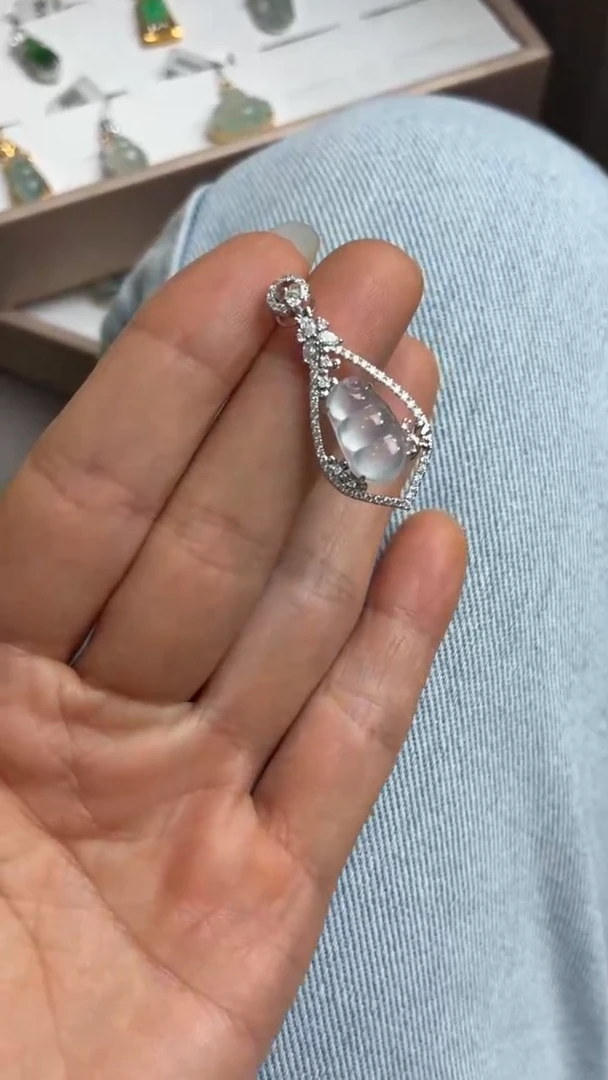 颈饰18K金镶嵌翡翠天然翡翠A货