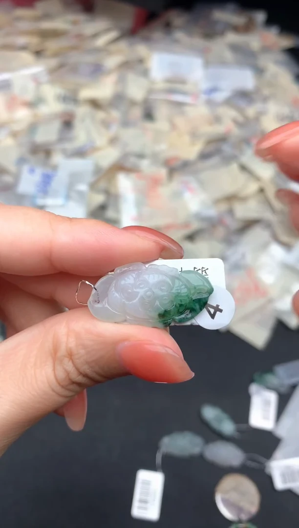 翡翠挂件未镶嵌手绳联系客服，固定圈口默认不退换