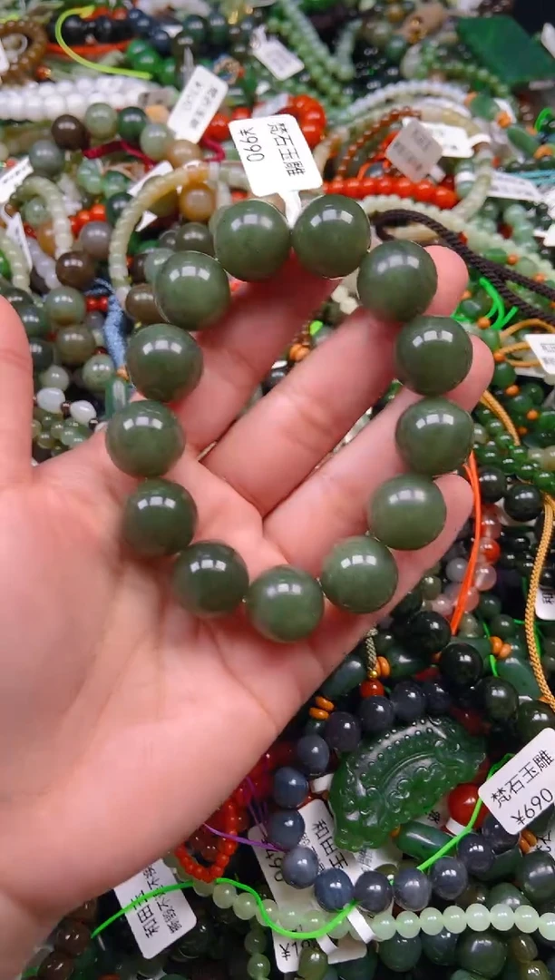 和田玉未镶嵌颈饰1